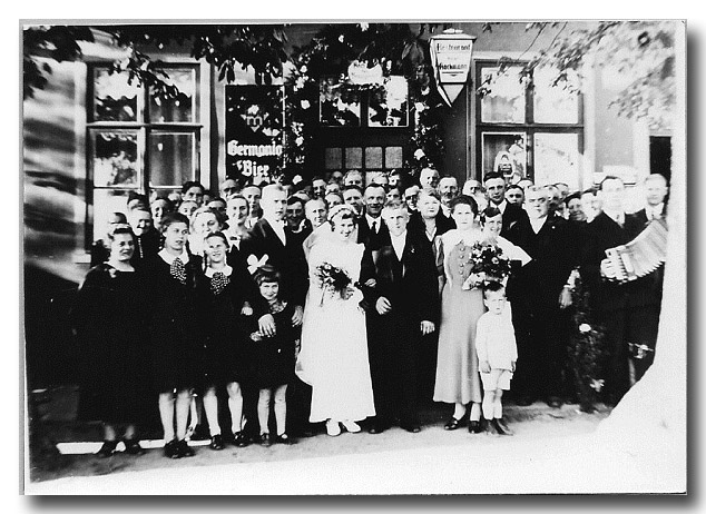 Gruppenbild der Hochzeitsgesellschaft vor der Gaststätte von Heinrich Kockmann
