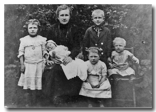Gruppenbild von Maria Kockmann mit den Kindern.