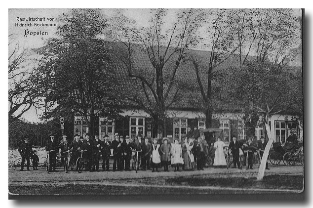 Gruppenbild vor der Gastwirtschaft Heinrich Kockmann