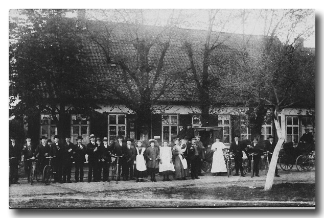 Gruppenbild vor der Gastwirtschaft vor 1920