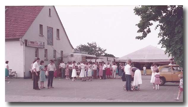 Schützenfest-Betrieb auf dem Areal der Gastwirtschaft.