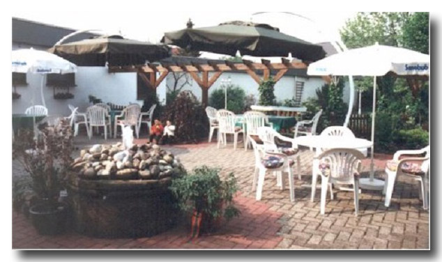 Im Hof steht den Gästen ein Biergarten zur Verfügung.