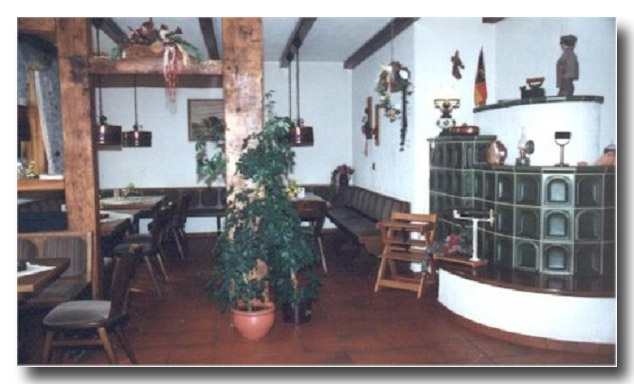 Sitzecke im Schankraum mit neuem Kachelofen.