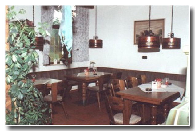 Die Sitzecke, die mal das "Kleine Gastzimmer" war.